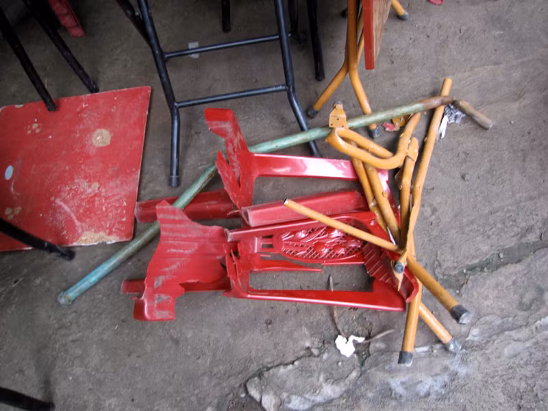 Một chiếc ghế nhựa của quán nước trên vỉa hè cũng bị vỡ vụn