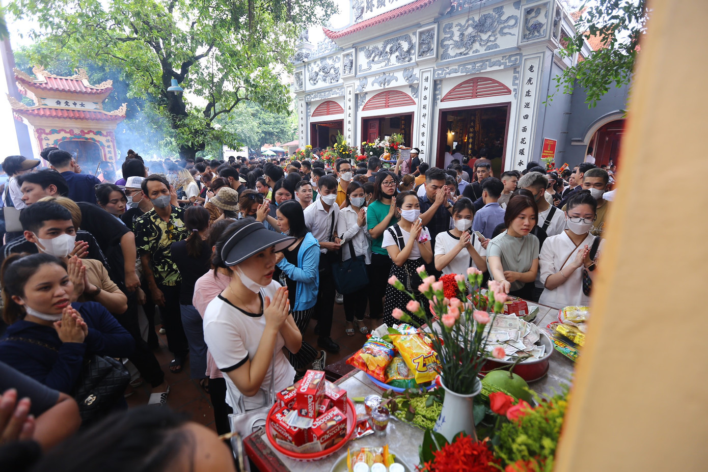 Khu vực sân trước Phủ chật cứng người đến chiêm bái.