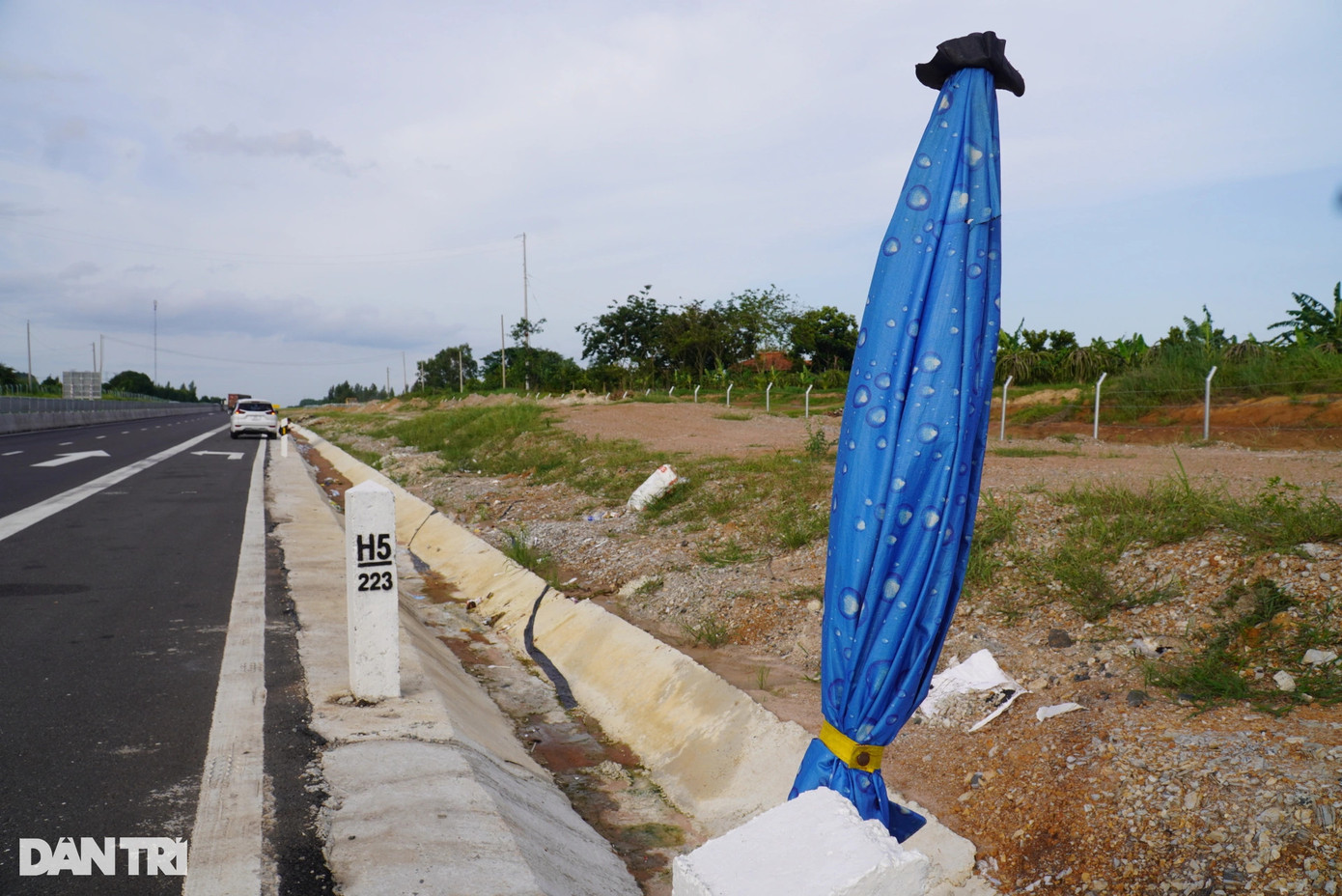 Những hôm trời mưa, tại làn dừng khẩn cấp có thêm chiếc dù che mưa cho tài xế, người dân đi vệ sinh. Anh Thanh cho biết thấy khách dừng nghỉ đi vệ sinh ngay bên đường rất bất tiện và mất vệ sinh, nhất là chị em phụ nữ. Nên anh đã tận dụng các vật dụng có sẵn ở nhà như thùng sơn đựng rác, dù, bạt che... Nhà vệ sinh được làm cách đây một tháng.