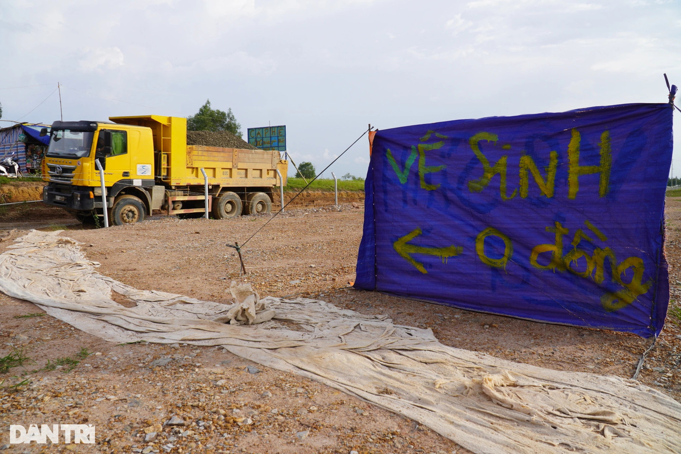 Những ngày mưa, chủ nhà còn cẩn thận trải tấm bạt mỏng dưới nền đất đỏ để bà con thuận tiện đi vệ sinh. Theo anh Thanh, khu vực bãi đất đỏ sình lầy, rất bẩn.