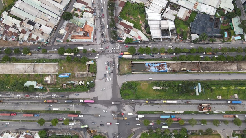 Trao đổi với PLO, đại diện Sở GTVT cho biết khu vực này đã có mặt bằng song cần tính toán làm đường trên cao hay đường hiện hữu. Dự án nằm trên trục Nguyễn Hữu Thọ. Trao đổi với PLO, đại diện Sở GTVT cho biết khu vực này đã có mặt bằng song cần tính toán làm đường trên cao hay đường hiện hữu. Dự án nằm trên trục Nguyễn Hữu Thọ.