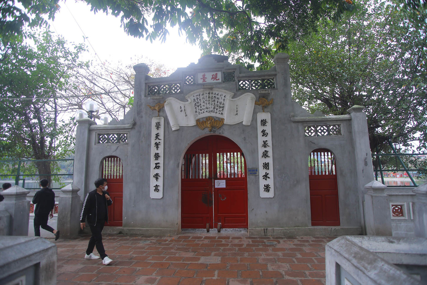 Bên cạnh hồ Hoàn Kiếm, có rất nhiều di tích có thể kể đến như đền Ngọc Sơn, cầu Thê Húc, Tháp Bút, tháp Hòa Phong, đền Bà Kiệu...