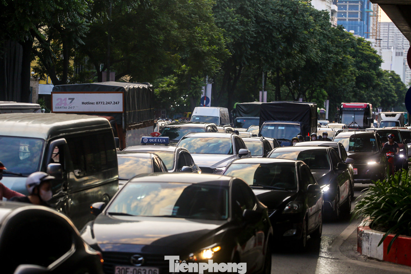Ô tô nối đuôi nhau &quot;chôn chân&quot; tại tuyến đường Vành đai 3.