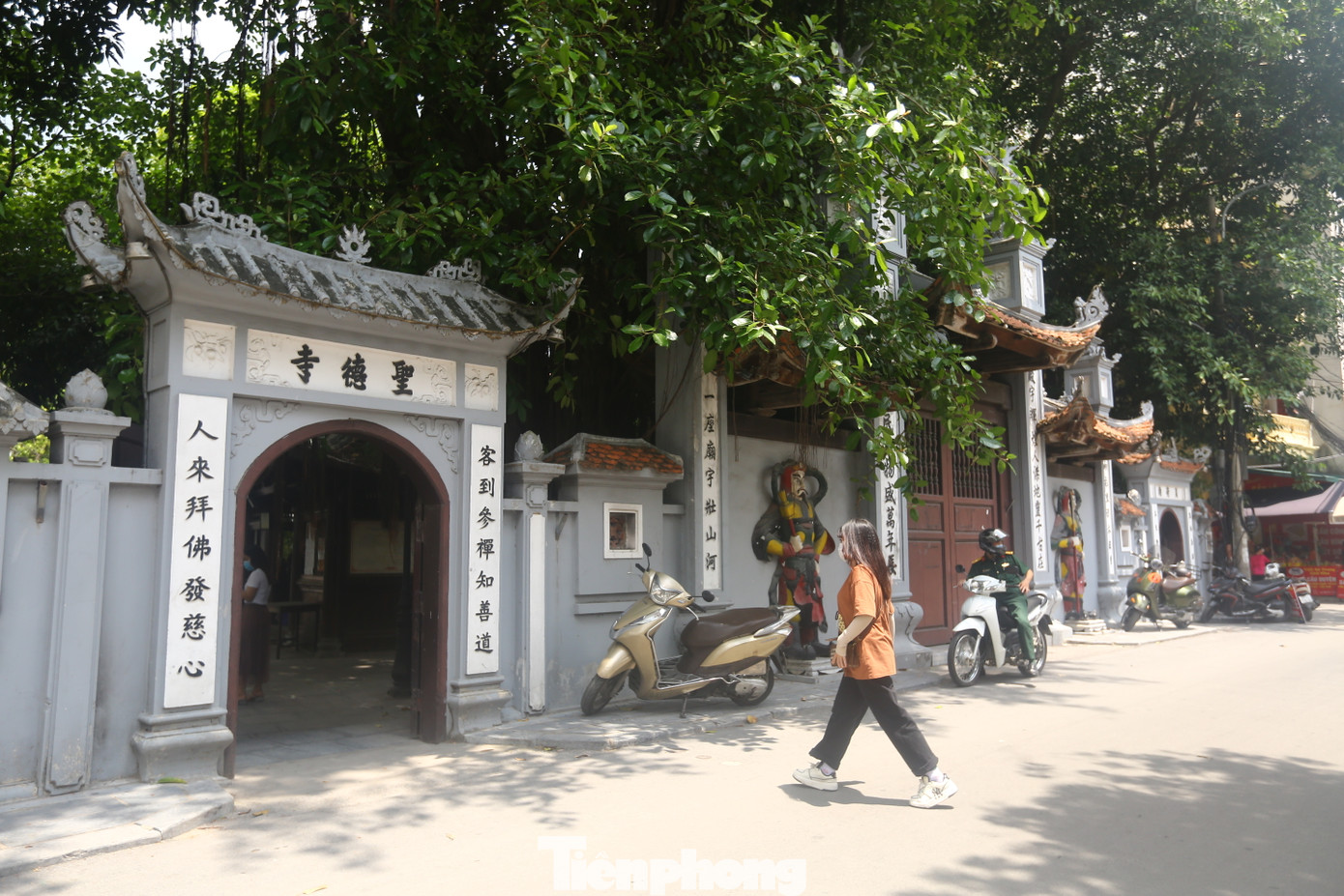 Chùa Hà (phường Dịch Vọng, Cầu Giấy, Hà Nội) nổi tiếng với cầu duyên linh ứng “đi một về hai”. Trong ngày lễ Thất tịch hôm nay (22/8, tức 7/7 Âm lịch), nhiều nam thanh nữ tú Thủ đô tìm đến đây để cầu tình duyên.