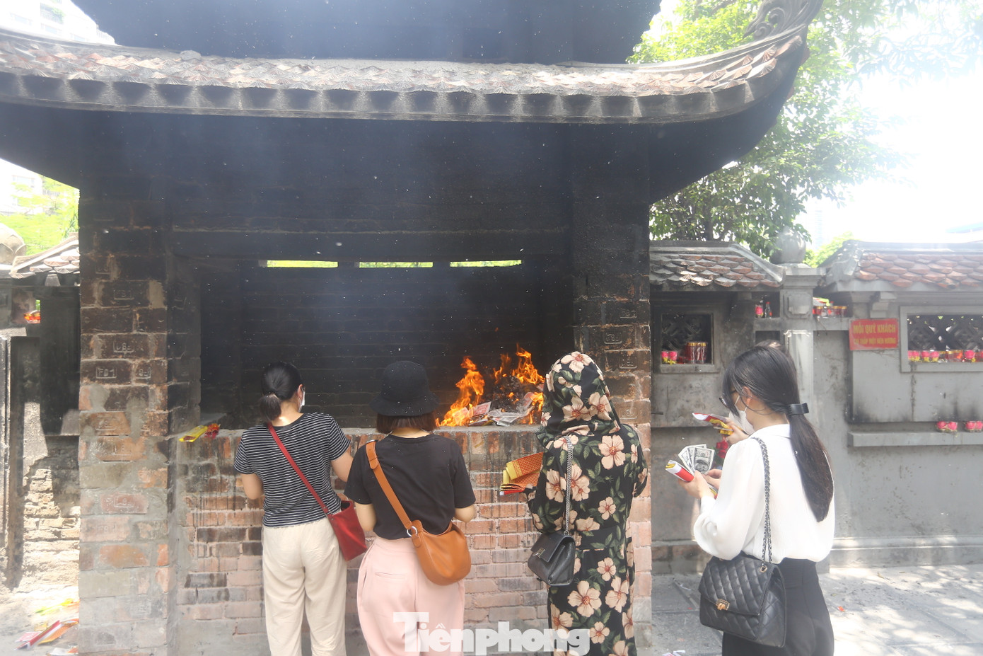 Khu vực bồn hóa vàng mã tại chùa Hà vẫn đỏ rực ánh lửa.