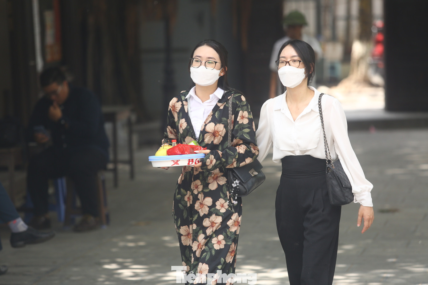 Mặc dù không phải ngày nghỉ, nhưng nhiều người dân Thủ đô tranh thủ sắm lễ lên chùa Hà trong ngày Thất Tịch.