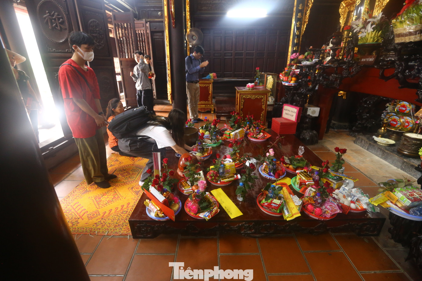 "Em đi chùa Hà lần này lần thứ 2, lần trước đi với nhóm 3 đứa bạn mà cả 3 đứa đều đã có cặp, còn mình em. Lần này em đến chùa Hà với mong muốn cầu bình an, may mắn và mong muốn sẽ tìm được người yêu", bạn Hạnh, sinh viên năm 3 trường Đại học FPT chia sẻ.