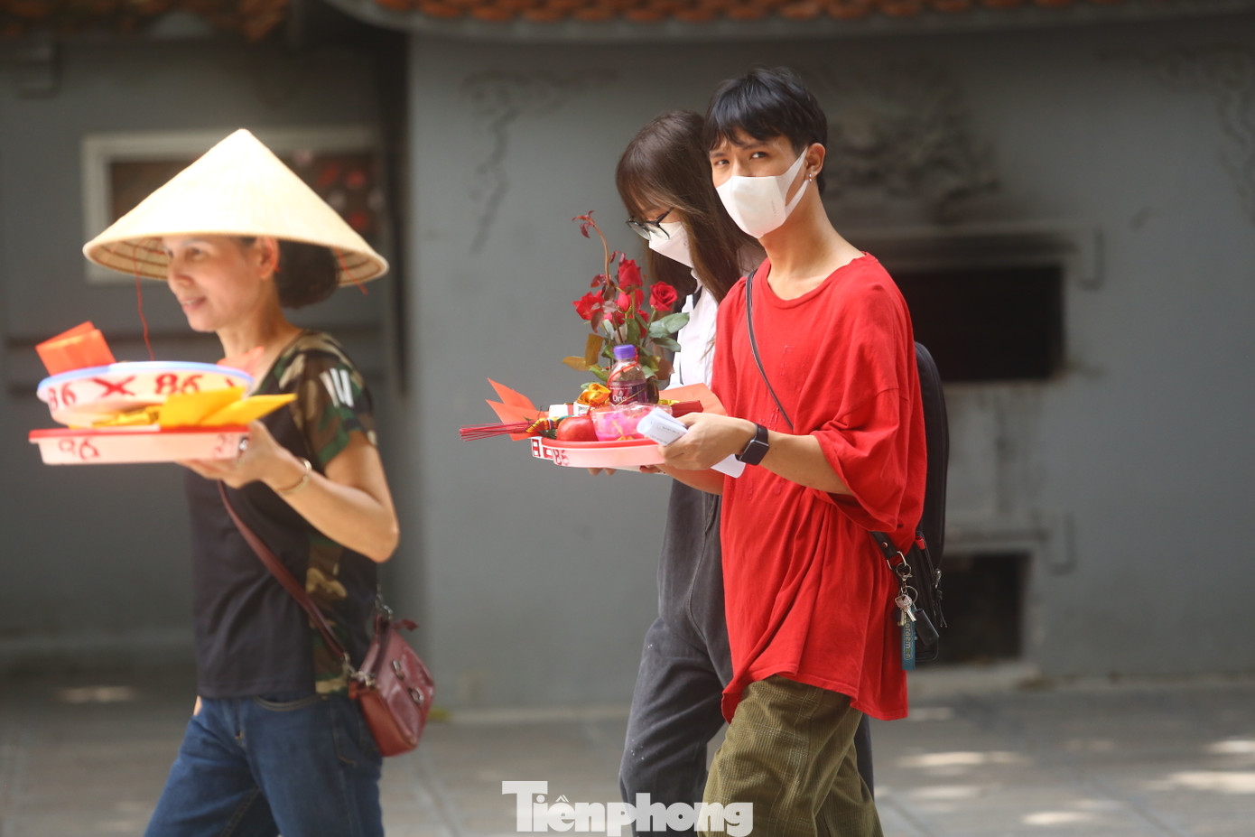 Những người đến chùa Hà thường đi cùng bạn bè, cùng đồng nghiệp, nhưng cũng có những người đi một mình để cầu duyên.