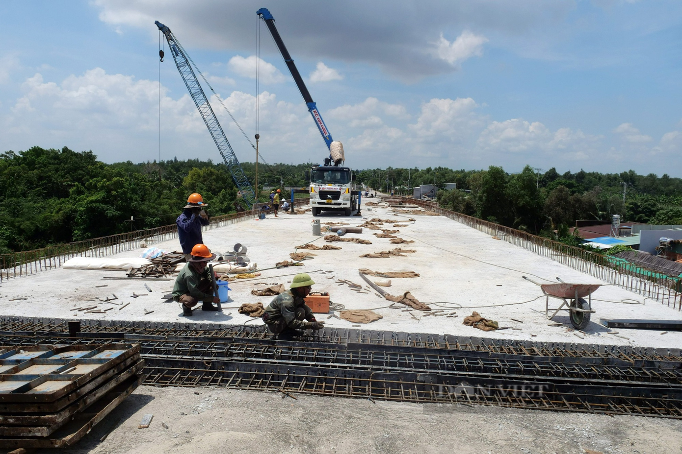 Ghi nhận của phóng viên, những ngày gần đây, trên công trường, nhiều máy móc và công nhân vẫn đang tất bật làm việc.