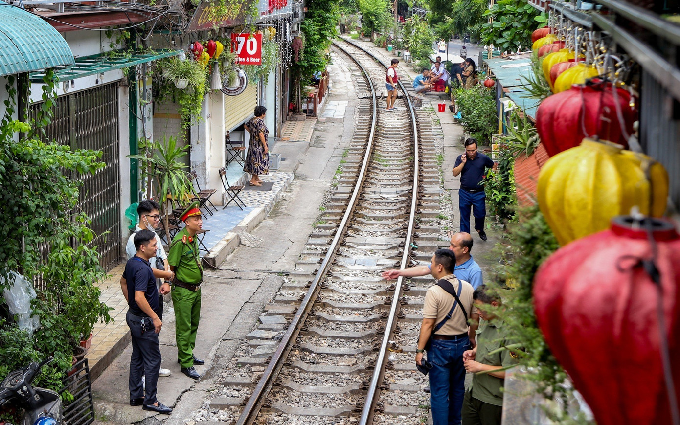 Những ngày gần đây, liên quân các phường của quận Hoàn Kiếm liên tục kiểm tra, hướng dẫn người dân không đón khách tại "phố cà phê đường tàu", đặc biệt trong dịp nghỉ lễ 2/9.