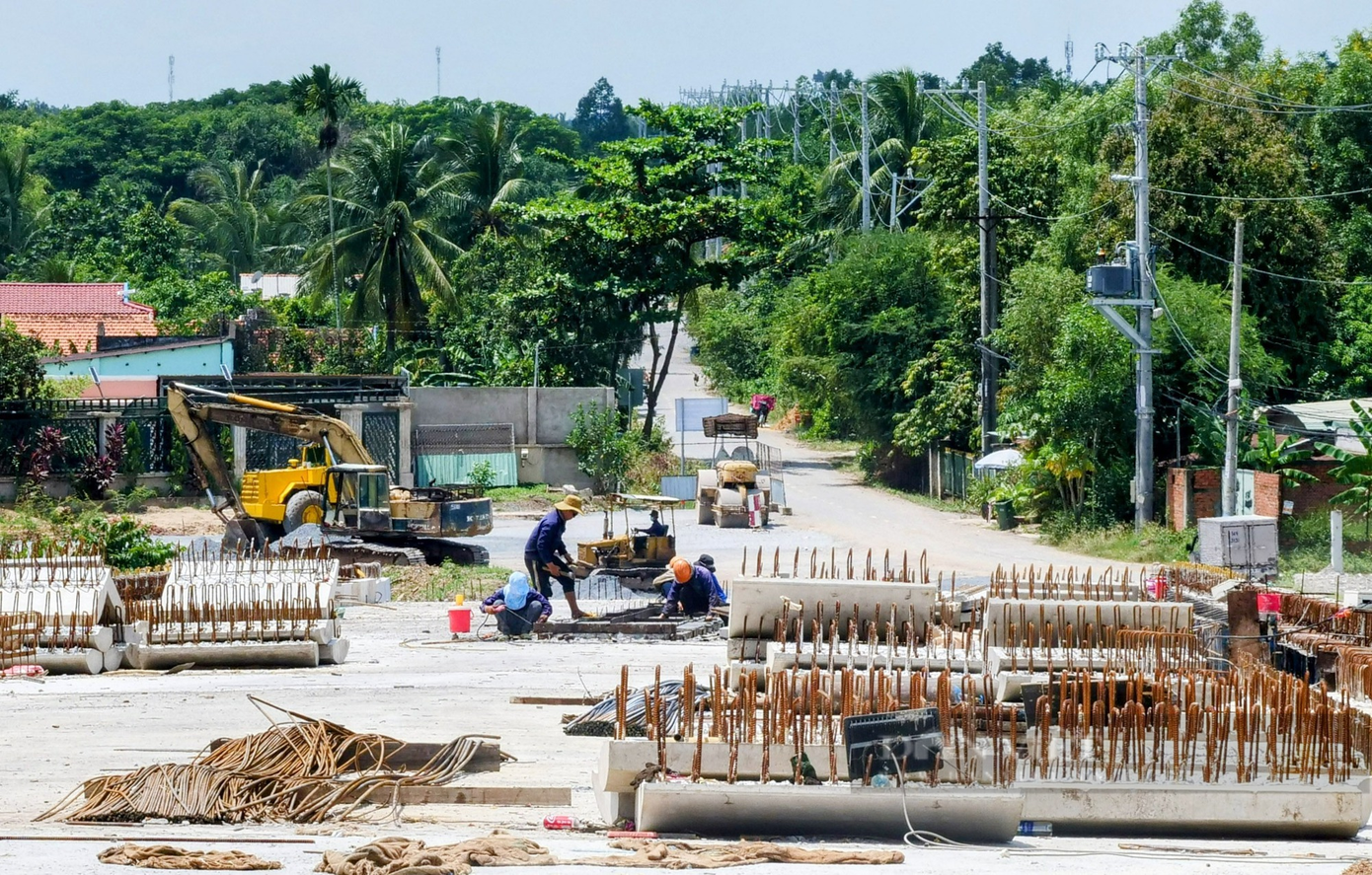 Theo Sở GTVT TP.HCM, cuối năm 2022, dự án đã được hoàn tất công tác bồi thường, hỗ trợ tái định cư, mặt bằng đã được bàn giao cho chủ đầu tư tiếp tục thi công.