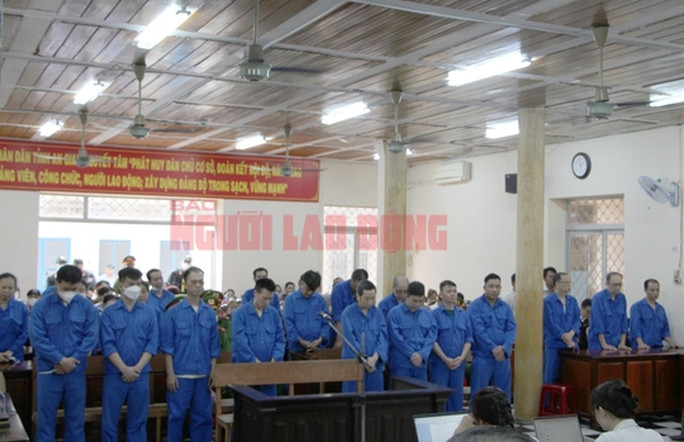 Các bị cáo nghe Viện Kiểm sát luận tội Các bị cáo nghe Viện Kiểm sát luận tội