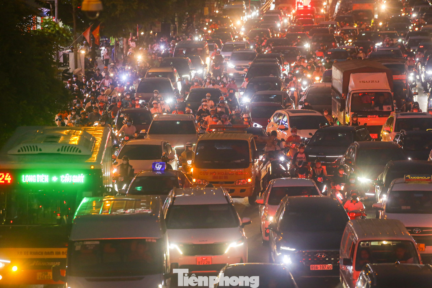 Các phương tiện chen chúc nhau tại đường Trường Chinh.