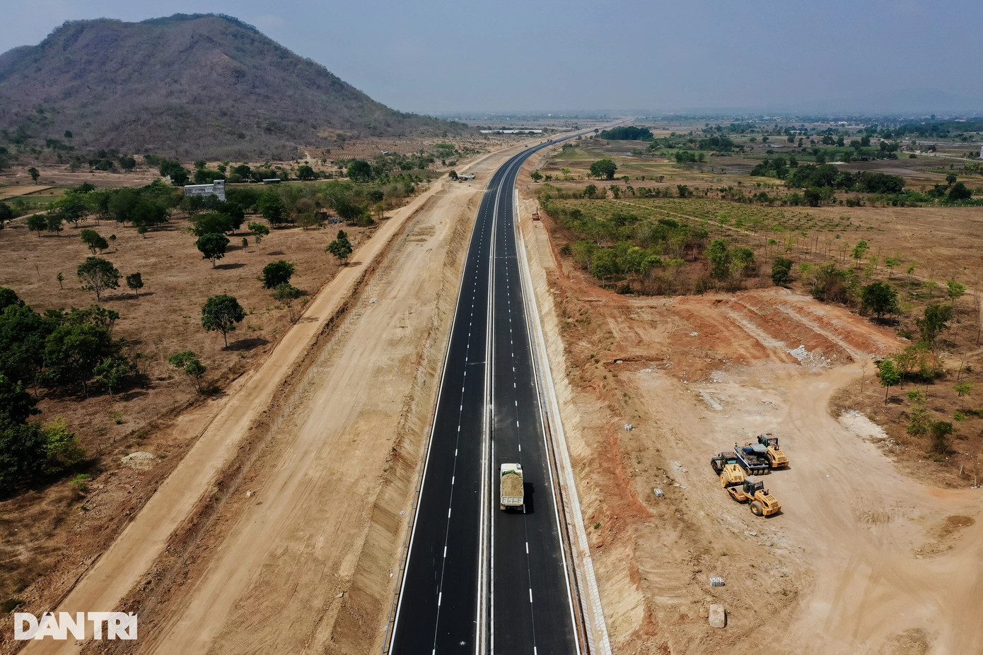 Cao tốc Vĩnh Hảo - Phan Thiết dài hơn 100km đi qua 4 huyện (Hàm Thuận Nam, Hàm Thuận Bắc, Bắc Bình và Tuy Phong) của Bình Thuận. Tuyến chính có 4 làn xe đã thông xe đưa vào khai thác từ ngày 19/5. Tuyến cao tốc này vẫn chưa có trạm dừng nghỉ (Ảnh: Nam Anh).