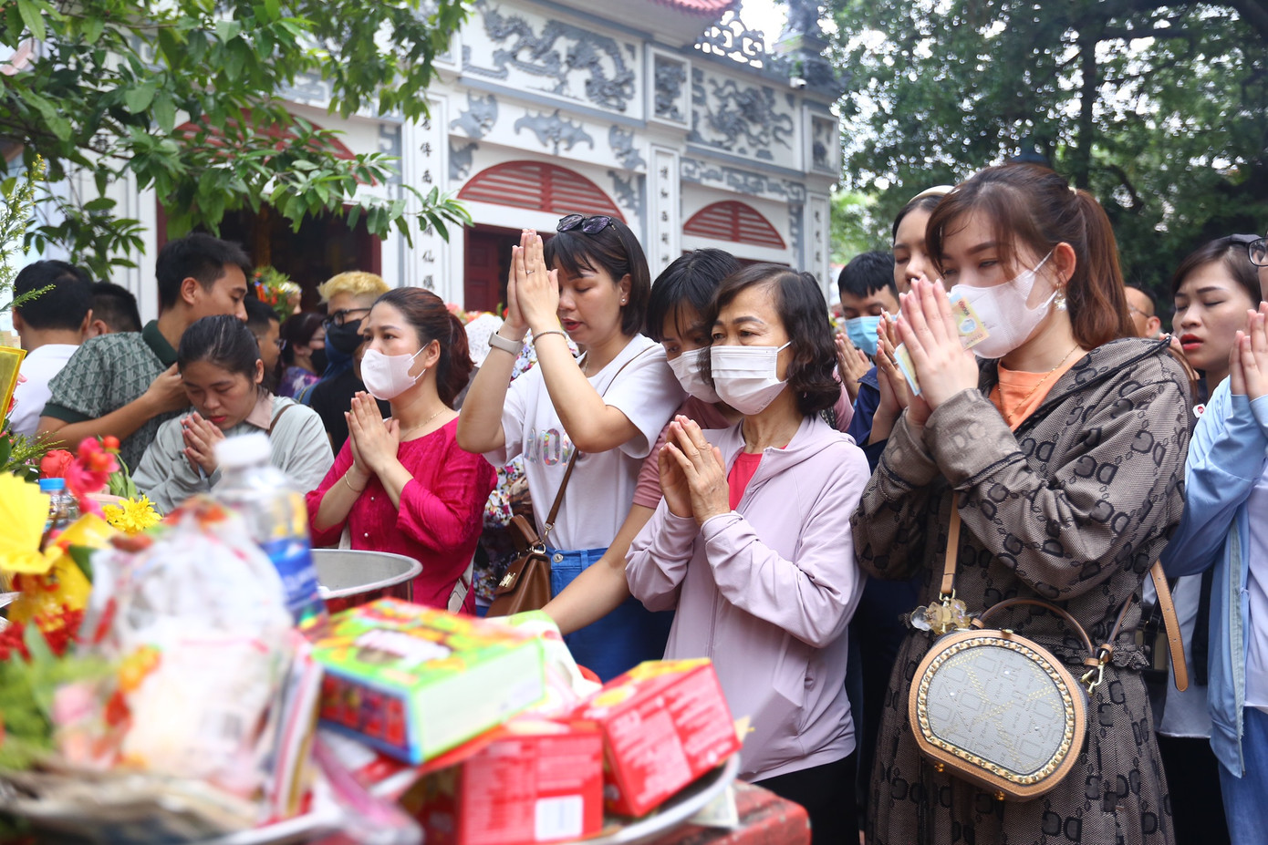 Trước các ban lễ, người người đứng sát nhau, đông đúc đến nghẹt thở.