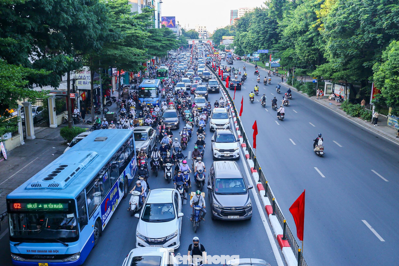 Ghi nhận của PV, chiều nay (31/8), ngày làm việc cuối cùng trước kỳ nghỉ lễ 2/9, nhiều tuyến phố nội đô như Tây Sơn, Nguyễn Trãi, Láng, Lê Văn Lương... đều trong tình trạng tắc nghẽn cục bộ, kéo dài hàng giờ đồng hồ.