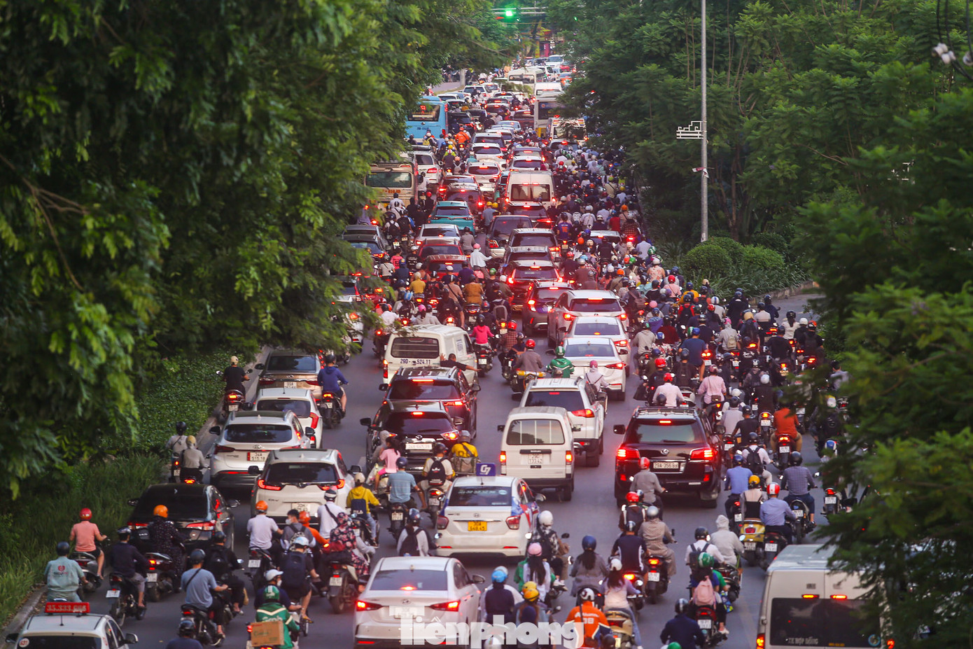Tình trạng ùn tắc tương tự cũng diễn ra trên đường Láng.