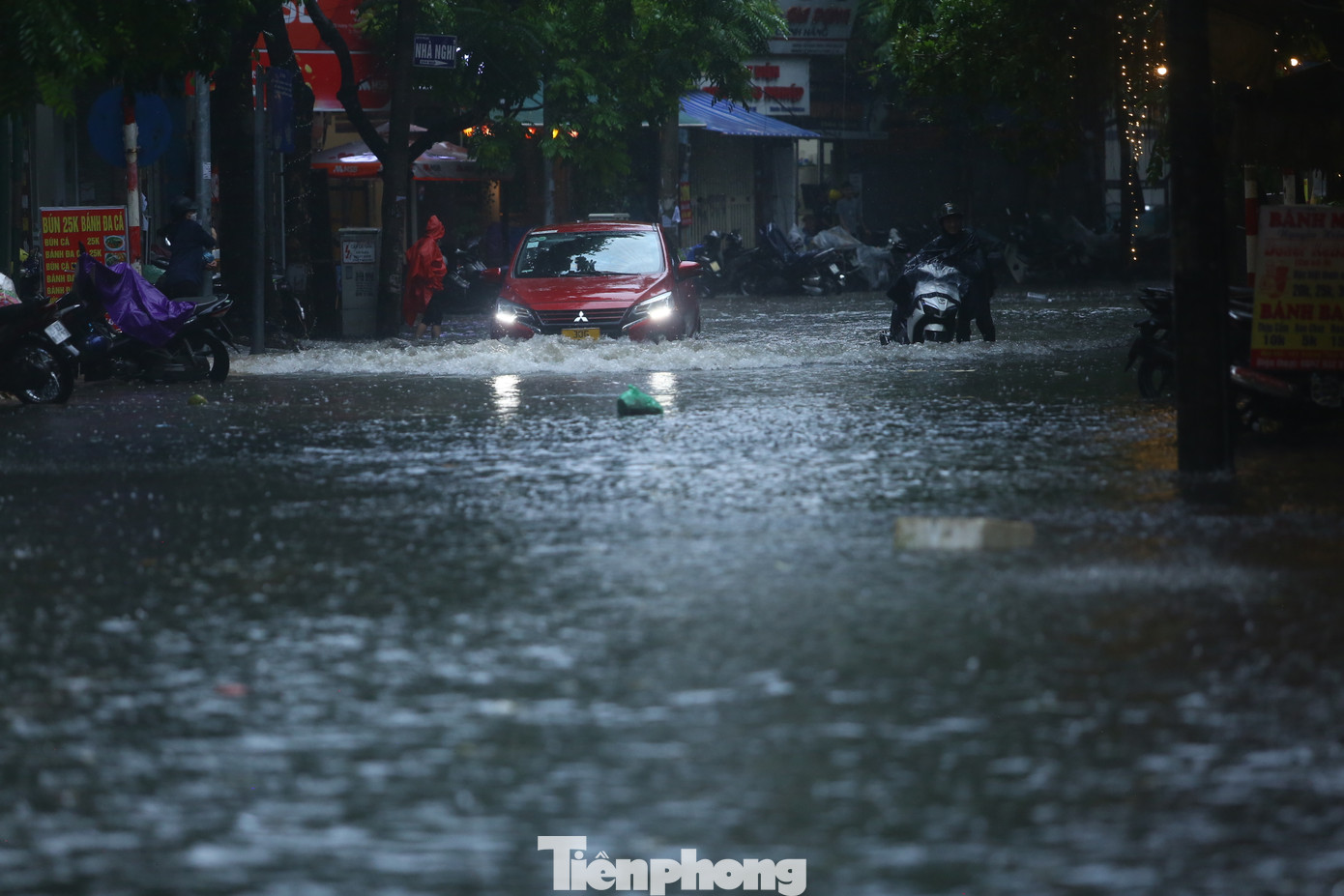 Nhiều phương tiện "liều mình" lao vào trong "biển nước".