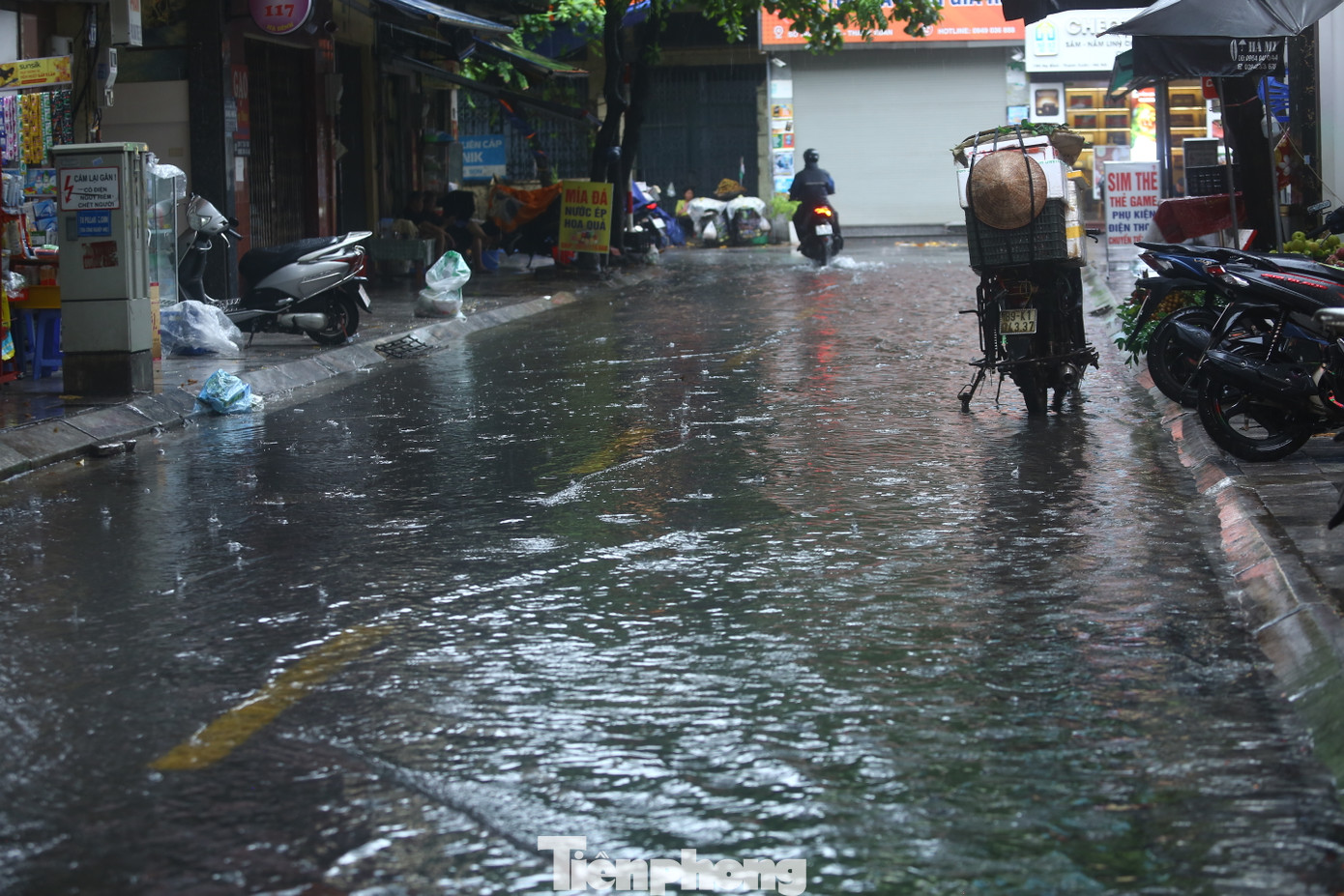 Phố Hạ Đình (quận Thanh Xuân) nhanh chóng thành sông sau cơn mưa rào và dông.