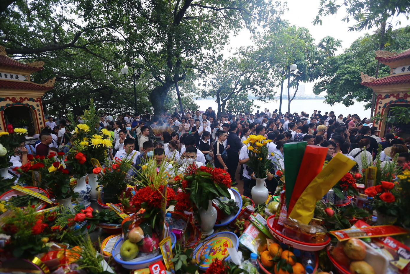 Bàn được bố trí sắp lễ bên ngoài cửa điện chính không còn chỗ trống.