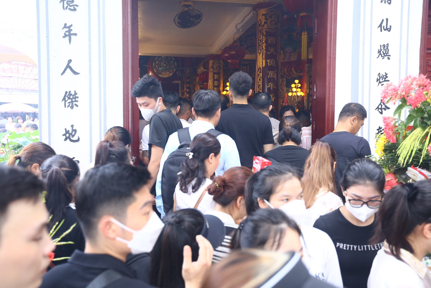 Nườm nượp kẻ ra người vào.