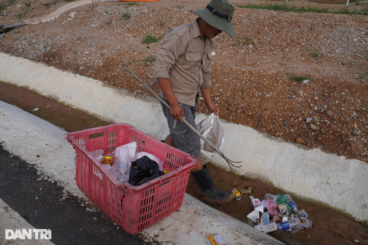 Không những làm khu nhà vệ sinh 0 đồng, anh Thanh còn thường xuyên đi nhặt rác ở làn dừng khẩn cấp. "Buổi chiều sau khi đi làm rẫy về tôi phải đi một vòng nhặt rác, đem phơi rồi đốt", anh Thanh chia sẻ.