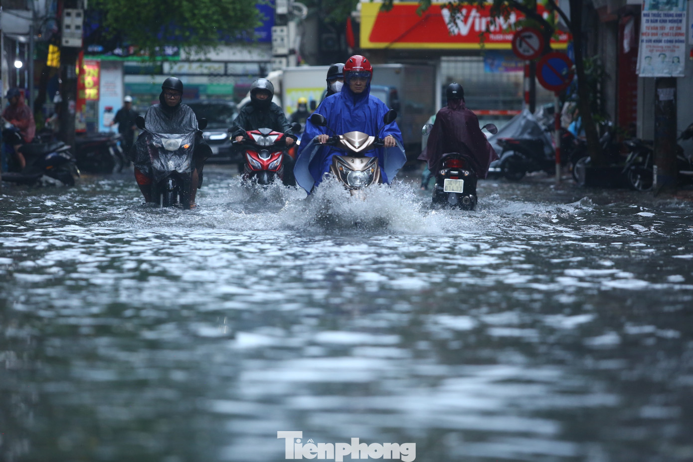 Các phương tiện di chuyển khó khăn, tầm nhìn hạn chế.