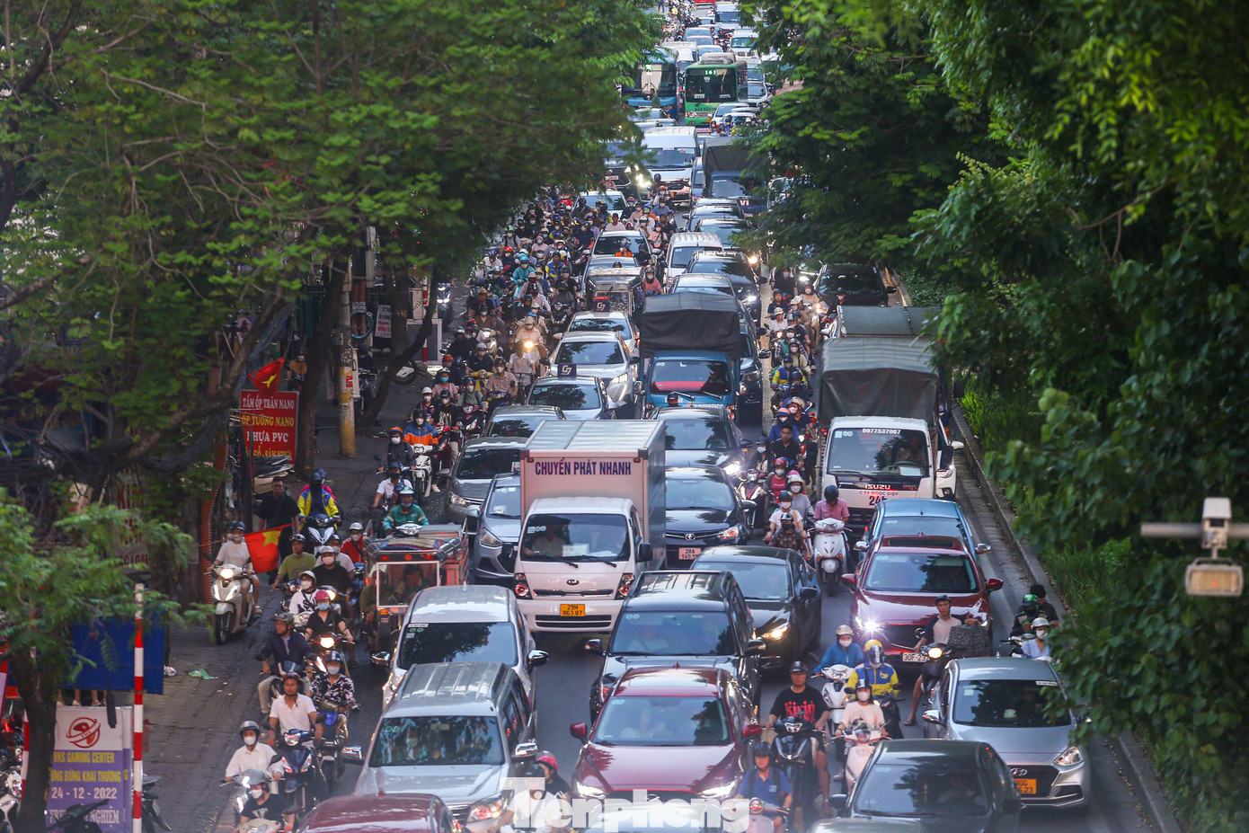 Hà Nội trong ngày hôm nay khá nắng nóng, cộng thêm lượng lớn phương tiện giao thông chen chúc khiến nhiều không khí tại các tuyến đường càng thêm ngột ngạt