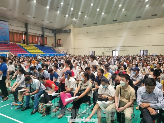 7 trường hợp bốc thăm trúng mua NƠXH Trung Văn trong số hàng nghìn người xếp hàng nhưng không đúng đối tượng (ảnh: Ngọc Mai). 7 trường hợp bốc thăm trúng mua NƠXH Trung Văn trong số hàng nghìn người xếp hàng nhưng không đúng đối tượng (ảnh: Ngọc Mai).