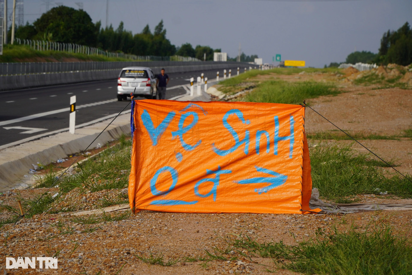 Tấm bạt nền màu cam nổi bật được ghi dòng chữ giản dị "vệ sinh 0đ" cùng dấu mũi tên hướng vào bên trong. Hầu hết tài xế, bà con dừng nghỉ tại làn dừng khẩn cấp này đều thấy.