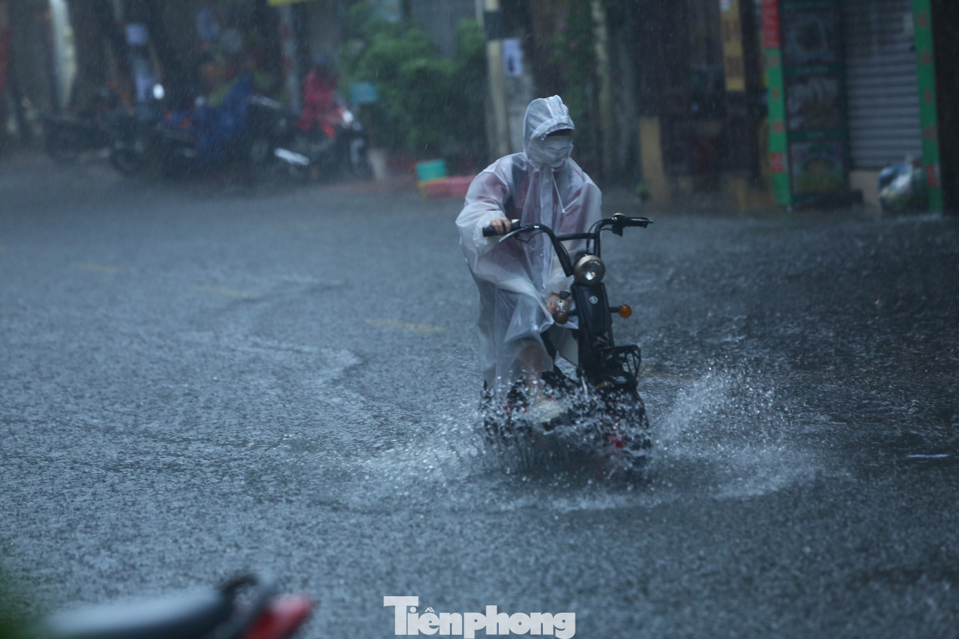 Theo dự báo thời tiết hôm nay (11/8), khu vực Hà Nội có lúc có mưa vừa và dông. Gió nhẹ. Trong mưa dông có khả năng xảy ra lốc, sét, mưa đá và gió giật mạnh. Nhiệt độ thấp nhất 25-27 độ. Nhiệt độ cao nhất 31-33 độ.