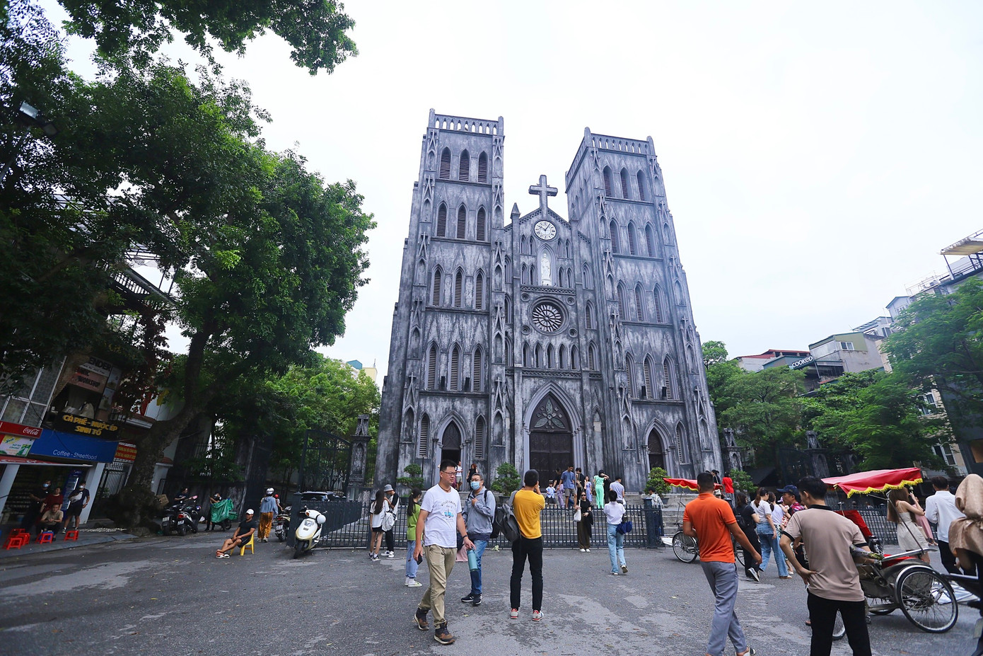 Nhà thờ Lớn Hà Nội được xây dựng theo mẫu hình từ châu Âu. Là nhà thờ có hai tháp chuông kiểu Gothic, có thể xem như mẫu hình thu nhỏ của nhà thờ ở Paris.