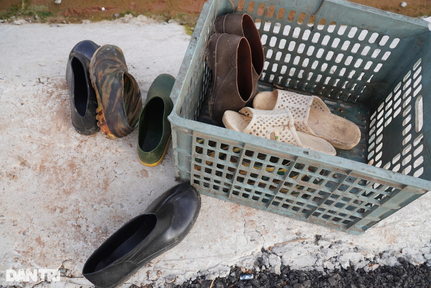 Phía ngoài đường, một kệ dép, giày được chuẩn bị cho bà con đi vệ sinh tránh trường hợp đường sình lầy, bẩn dày dép của khách. "Thấy đường rẫy, đất đỏ, mưa xuống sình lầy nên tôi chuẩn bị dép cho bà con đi", anh Thanh chia sẻ.