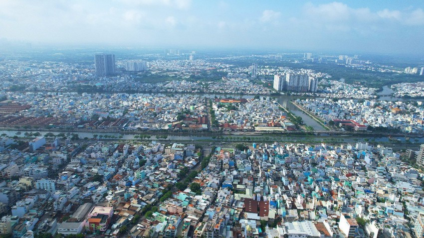 Cuối cùng là dự án cầu đường Bình Tiên dài 3,2 km nối trung tâm TP về huyện Bình Chánh có tổng vốn đầu tư là 6.218 tỉ đồng. Đây là dự án được người dân khu Nam TP mong mỏi nhiều năm nay. Dự kiến các dự án BOT trên đường hiện hữu sẽ được UBND TP.HCM trình HĐND TP trong kỳ họp gần nhất. Ảnh: Nguyễn Tiến Cuối cùng là dự án cầu đường Bình Tiên dài 3,2 km nối trung tâm TP về huyện Bình Chánh có tổng vốn đầu tư là 6.218 tỉ đồng. Đây là dự án được người dân khu Nam TP mong mỏi nhiều năm nay. Dự kiến các dự án BOT trên đường hiện hữu sẽ được UBND TP.HCM trình HĐND TP trong kỳ họp gần nhất. Ảnh: Nguyễn Tiến