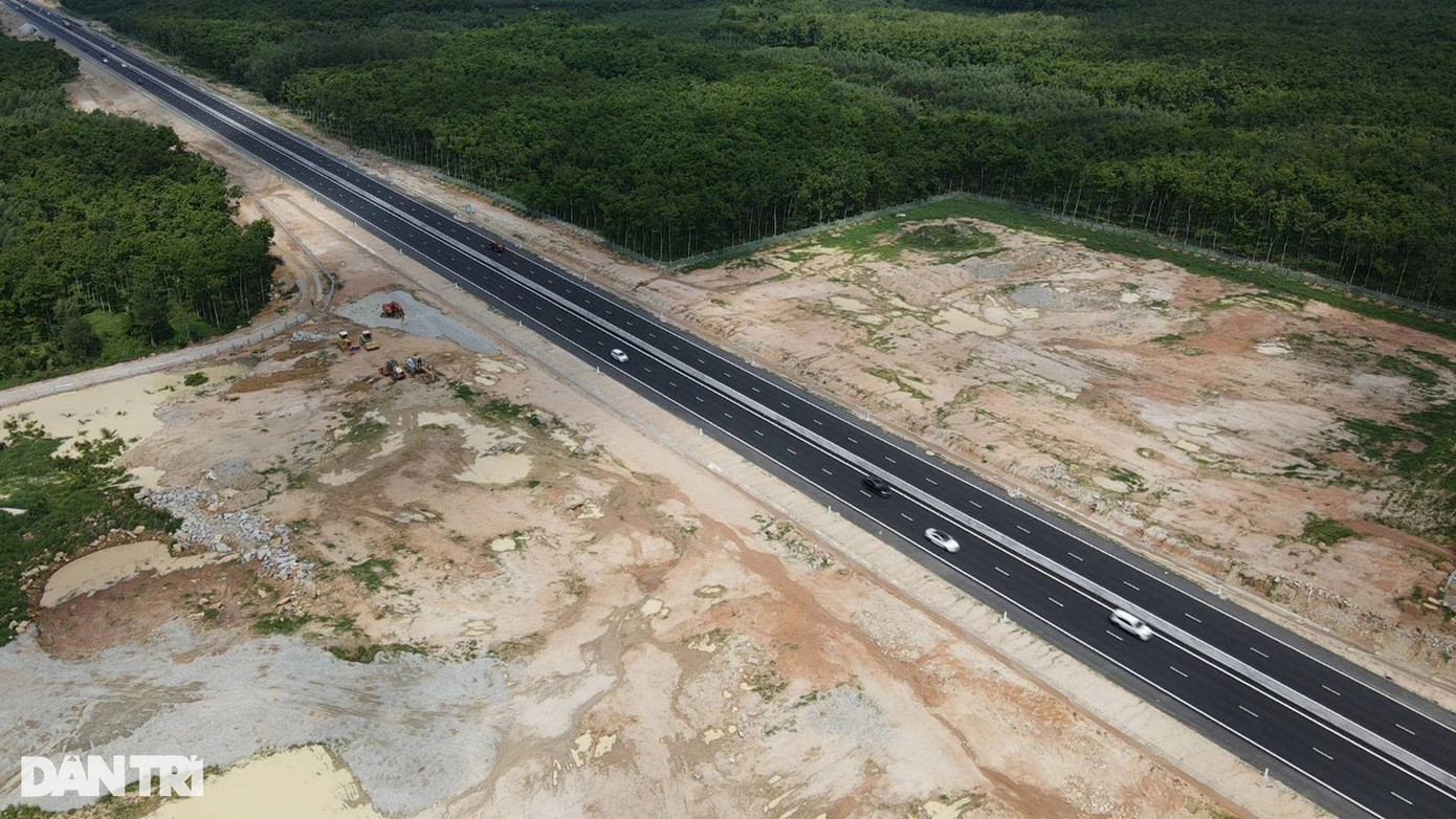 Ông Phạm Quốc Huy, Giám đốc điều hành dự án cao tốc Vĩnh Hảo - Phan Thiết cho biết đang hoàn thiện và trình Bộ Giao thông Vận tải hồ sơ thiết kế hai trạm dừng nghỉ trên cao tốc Vĩnh Hảo - Phan Thiết. Theo thiết kế, mỗi trạm rộng 5ha, bố trí đều ở hai bên trái và phải trên tuyến để phục vụ cho cả hai hướng bắc nam. Các hạng mục và tiện ích ở mỗi trạm đảm bảo đầy đủ nhu cầu người dân khi dừng nghỉ trên cao tốc, như: xăng dầu, ăn uống, nghỉ ngơi, mua sắm, giải trí...
