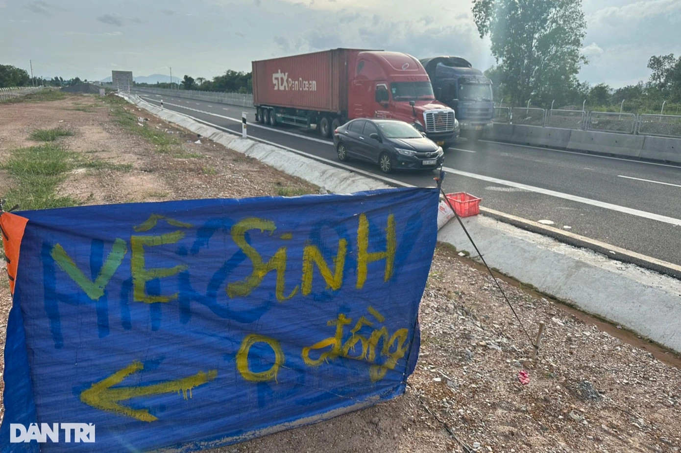 Theo các tài xế, trên hai đoạn cao tốc mới từ Vĩnh Hảo đến Dầu Giây dài hơn 200km đến nay vẫn chưa có trạm dừng nghỉ. Nhiều tài xế, người ngồi trên xe phải bất đắc dĩ tiểu tiện ở những làn, dải dừng khẩn cấp. Việc có nhà vệ sinh tạm bên cao tốc rất thuận lợi cho người dân. Tuy nhiên về lâu về dài, rất mong cơ quan chức năng sớm xây dựng trạm nghỉ trên tuyến cao tốc này.