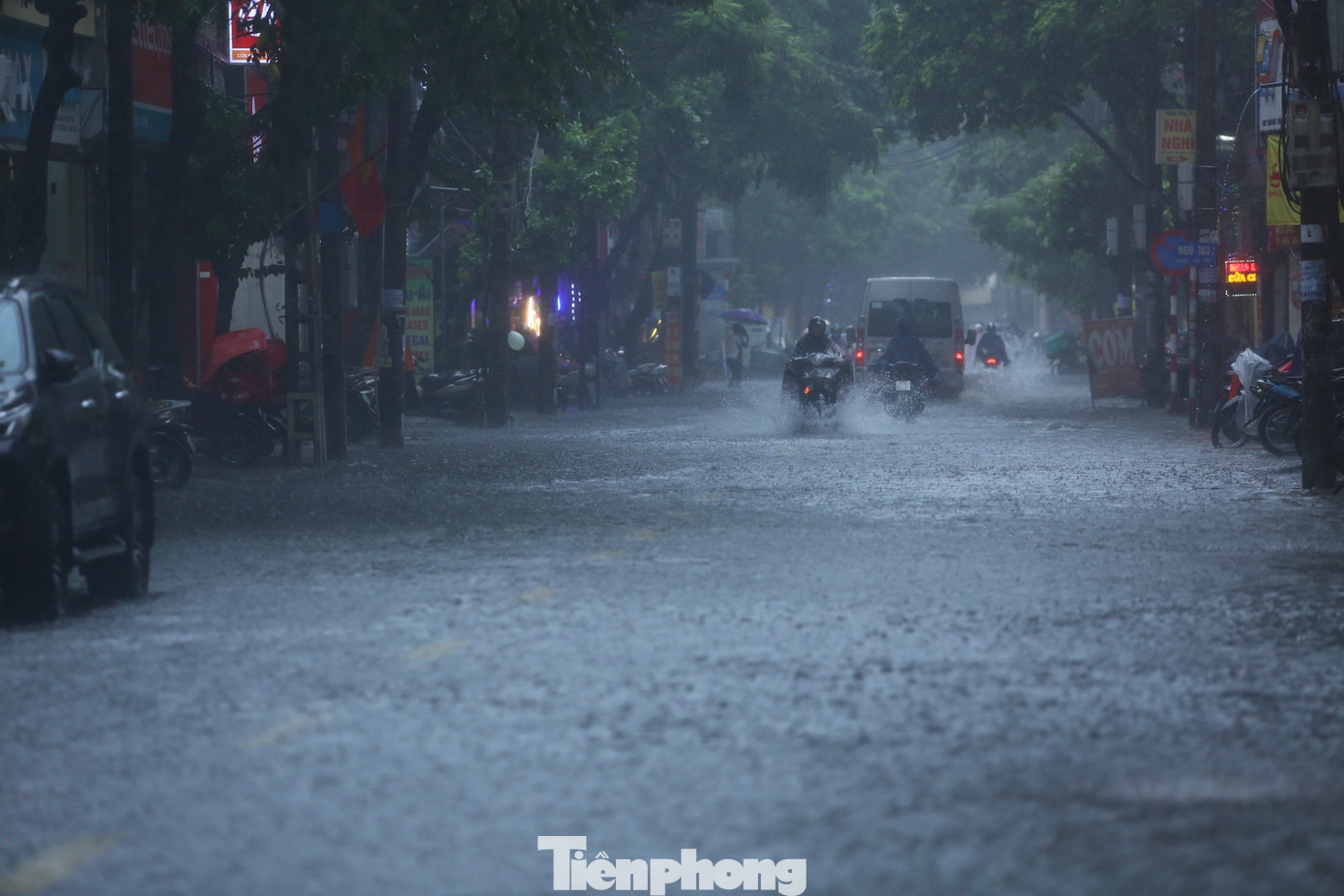 Ngập sâu, các phương tiện di chuyển khó khăn.