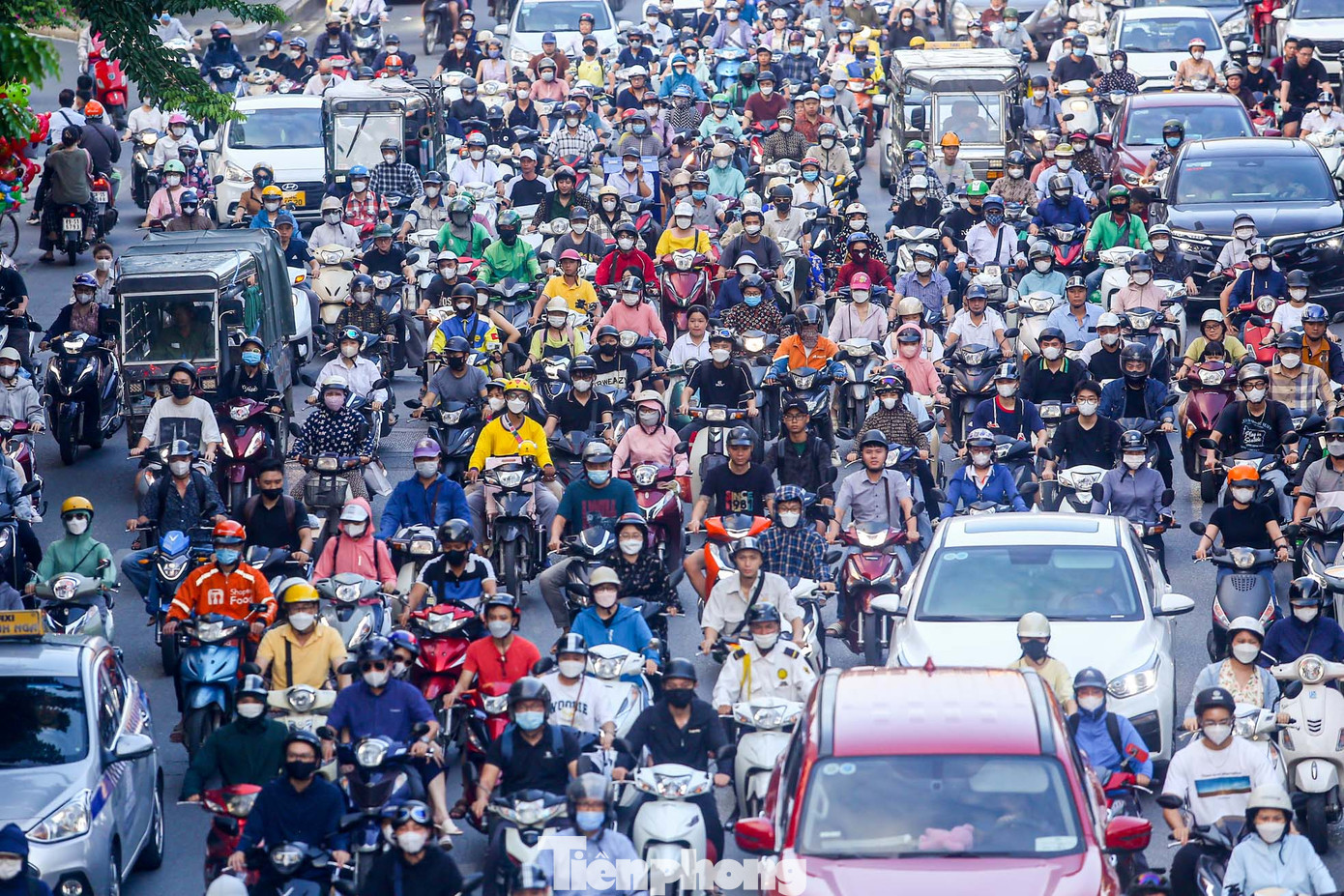 Các phương tiện chỉ có thể nhích từng bước, di chuyển trên đường. Đây cũng là tuyến đường dẫn ra cửa ngõ Thủ đô.