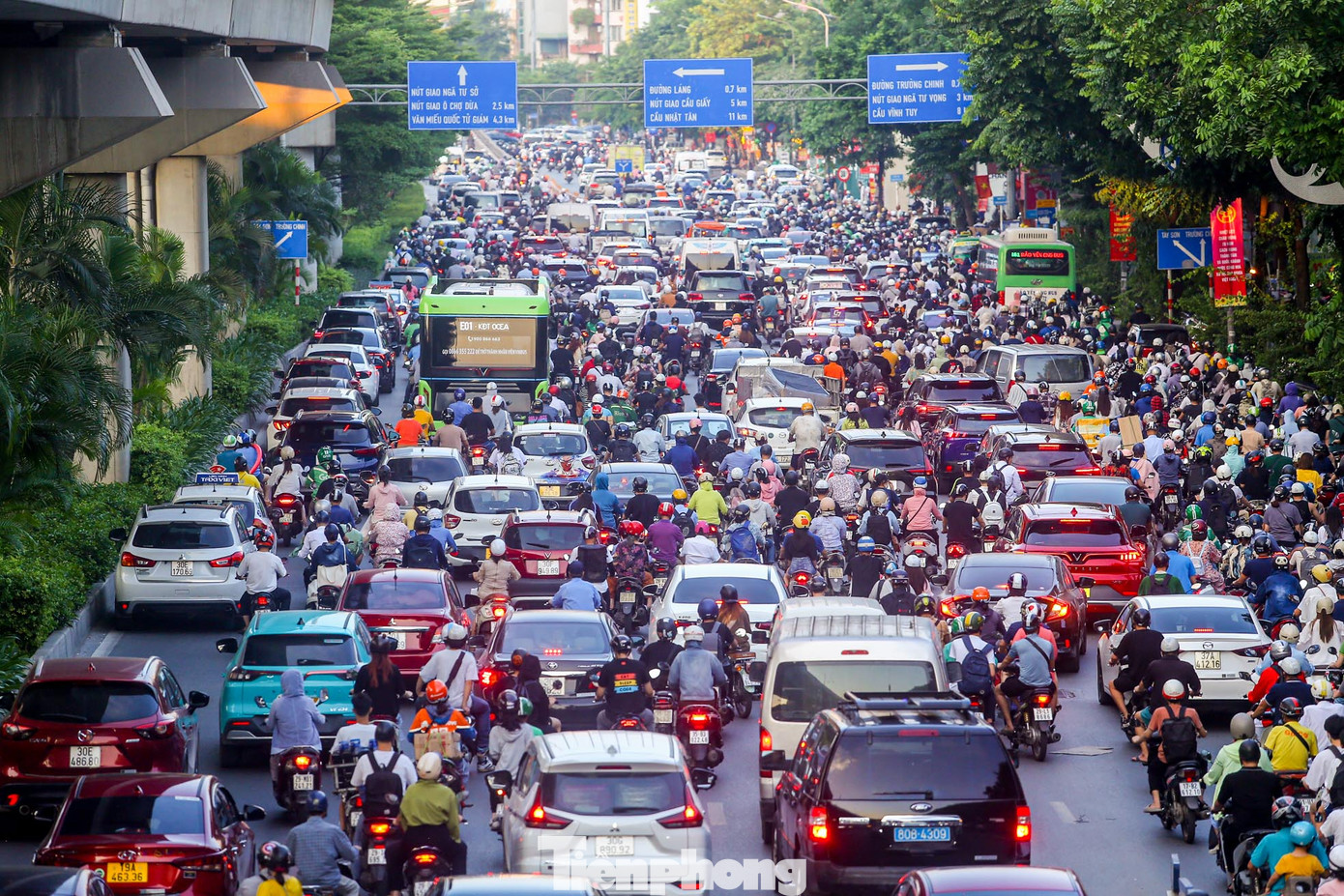 Chiều hướng về trung tâm đông nghẹt không kém.