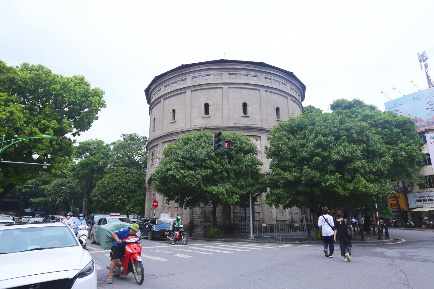 Bốt Hàng Đậu (Tháp nước Hàng Đậu) là công trình nằm tại ngã sáu của các phố cổ gồm: Hàng Than, Hàng Lược, Hàng Giấy, Hàng Đậu, Quán Thánh và phố Phan Đình Phùng. Bốt Hàng Đậu được xây dựng vào năm 1894, có hình trụ tròn với đường kính khoảng 19m và cao hơn 25m, tổng dung tích của tháp là 2.500m3. Họa tiết của tháp theo phong cách bài trí trong kiến trúc Pháp với các ô cửa nhỏ hình vòm cung mềm mại.