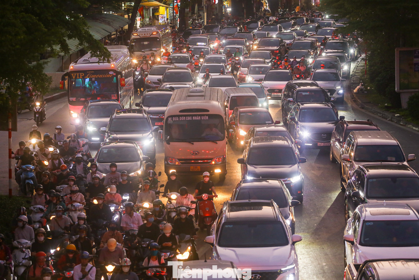 Lượng phương tiện vẫn còn khá đông đúc tại tuyến đường Láng lúc 19h.