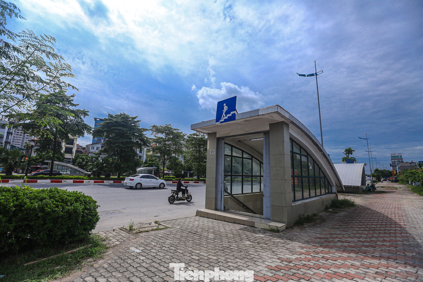 Cửa hầm được mở cả ngày nhưng gần như không có người qua lại.