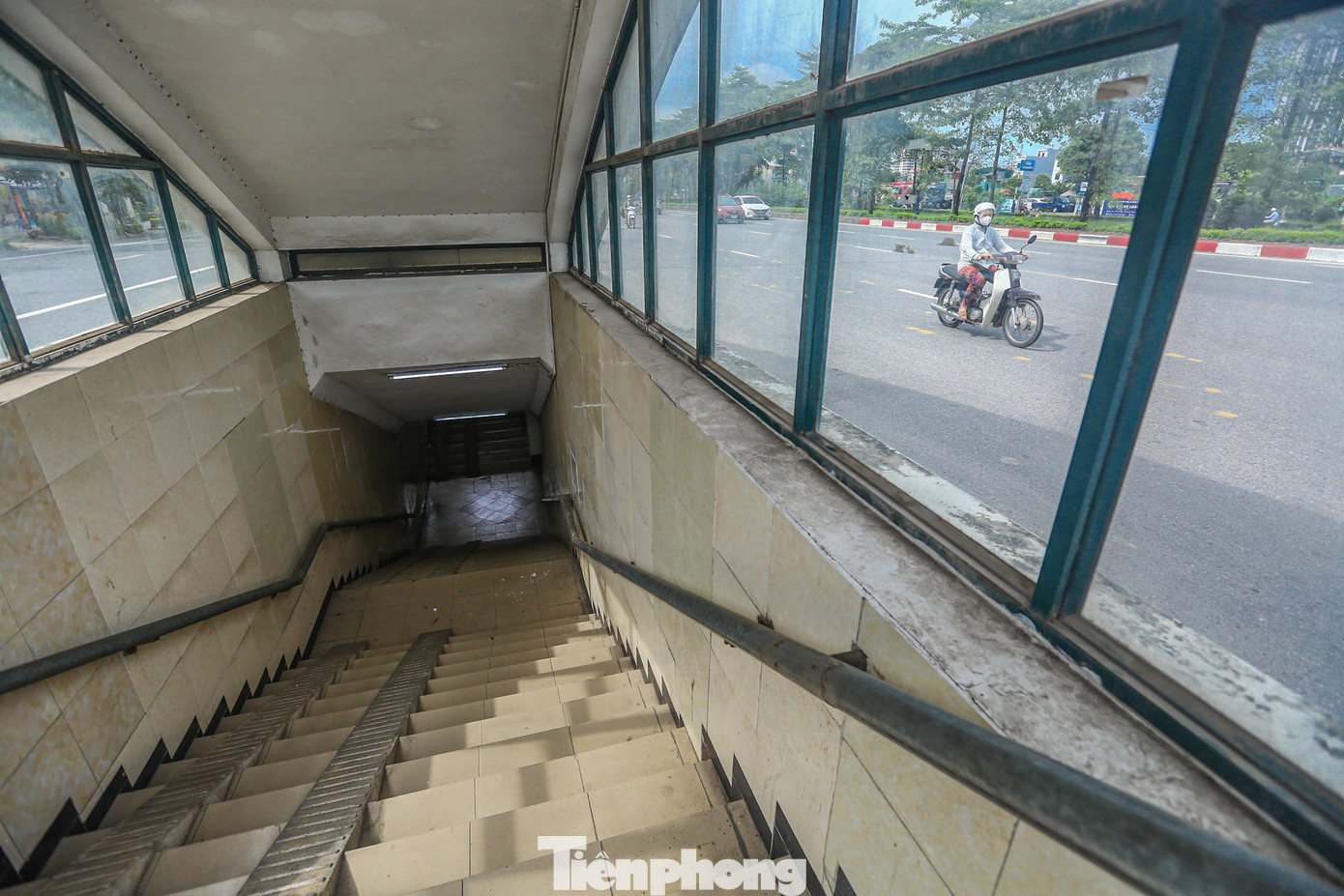 Hệ thống đèn hoạt động không ổn định, nhiều đèn nhấp nháy.