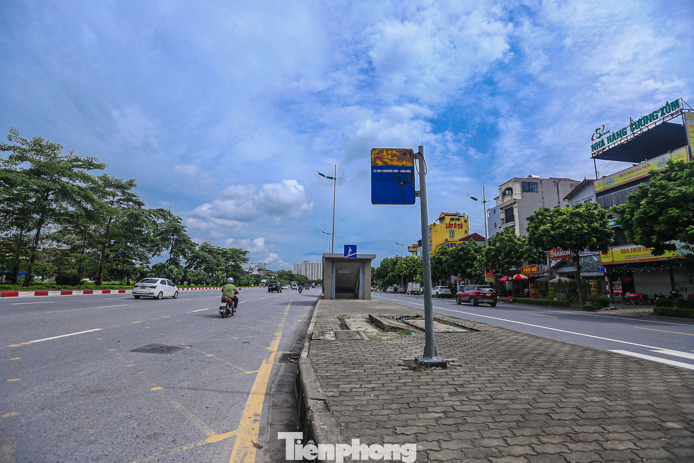 Một cửa hầm được đặt giữa dải phân cách giữa đường, hai bên đều có các làn xe chạy.