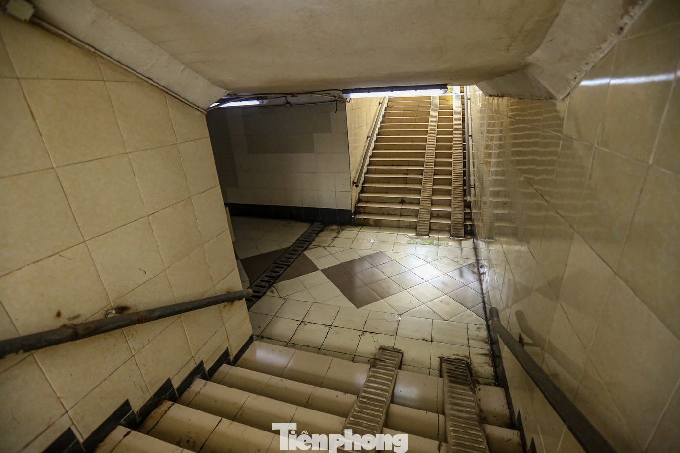 Không gian bên dưới ẩm thấp, có mùi xú uế gây cảm giác mất an toàn khi sử dụng hầm đi bộ.