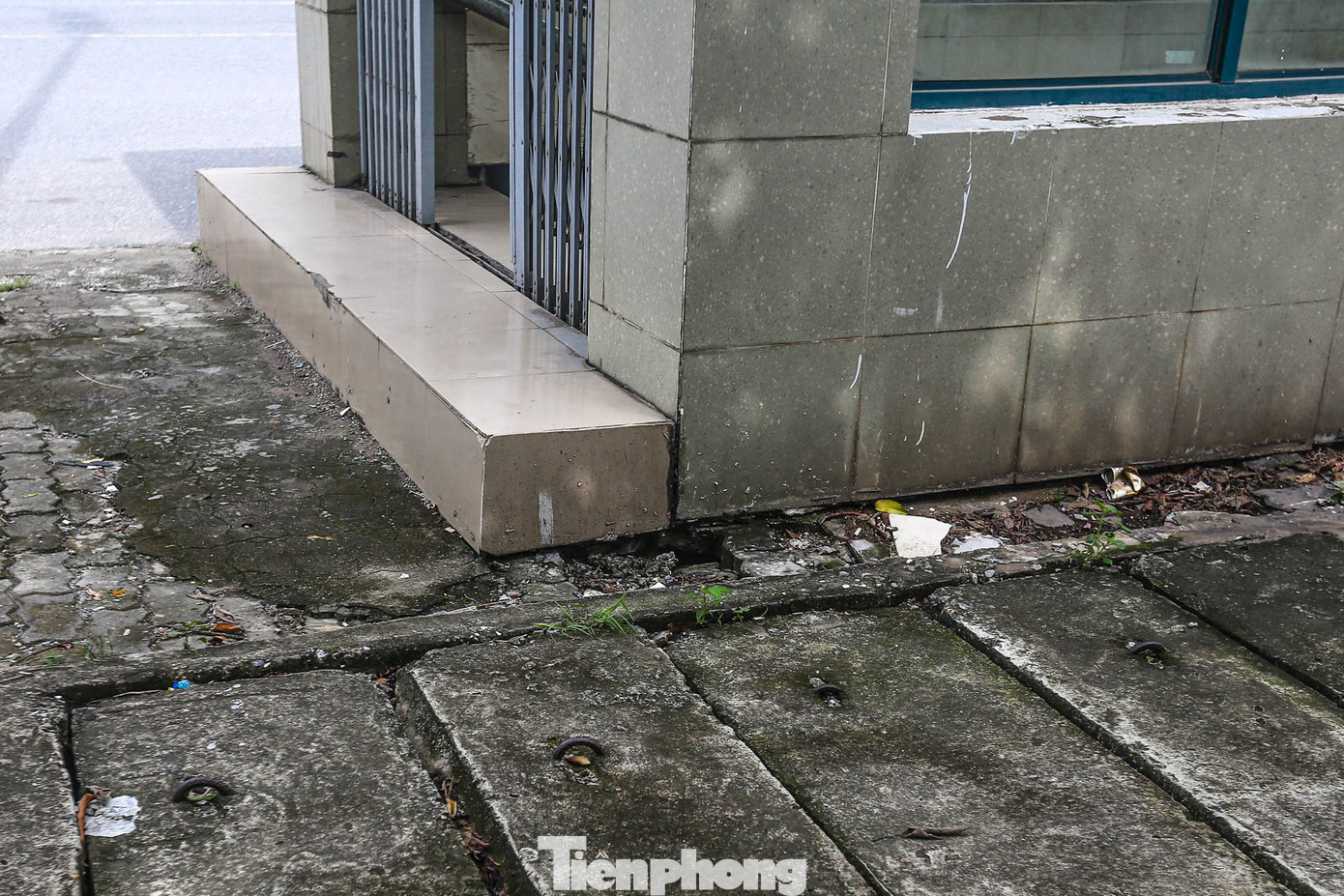 Phía bên ngoài có những tảng, miếng bê tông gồ ghề, nứt toác.