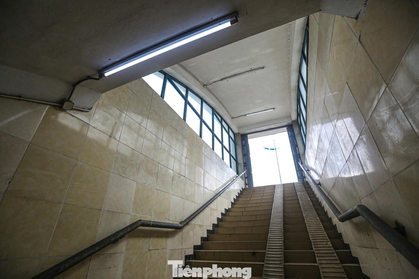 Hầm đi bộ dọc tuyến đường Lý Sơn (quận Long Biên) không có một bóng người.