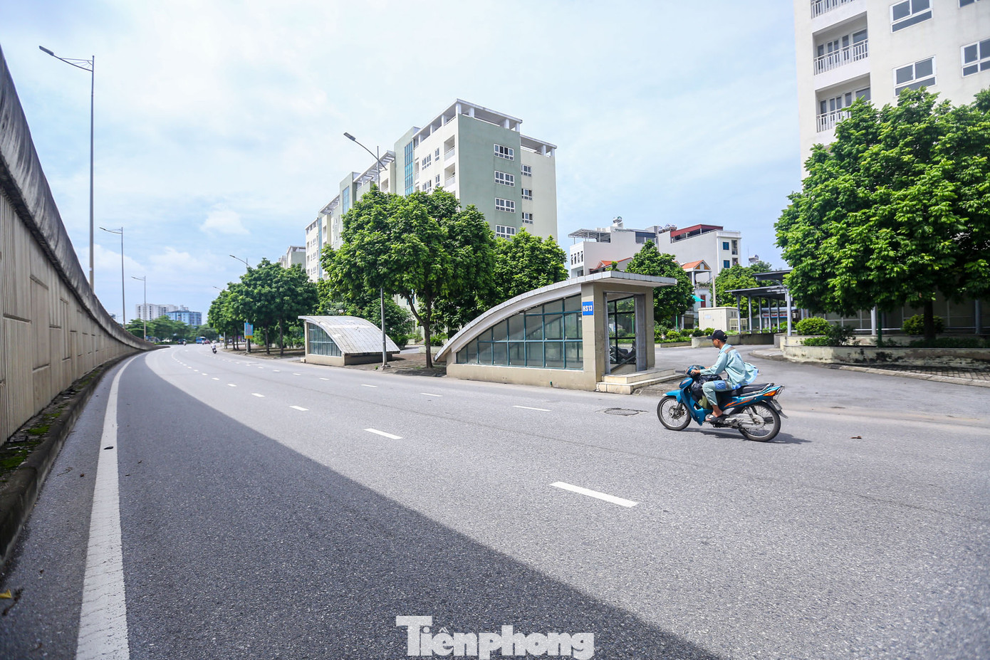 Đoạn đường Lý Sơn (quận Long Biên, Hà Nội), dài khoảng 2km nhưng được bố trí tới 3 hầm đi bộ sang đường, tuy nhiên quang cảnh xung quanh rất vắng vẻ, rất ít người dân đi bộ trên tuyến đường này.