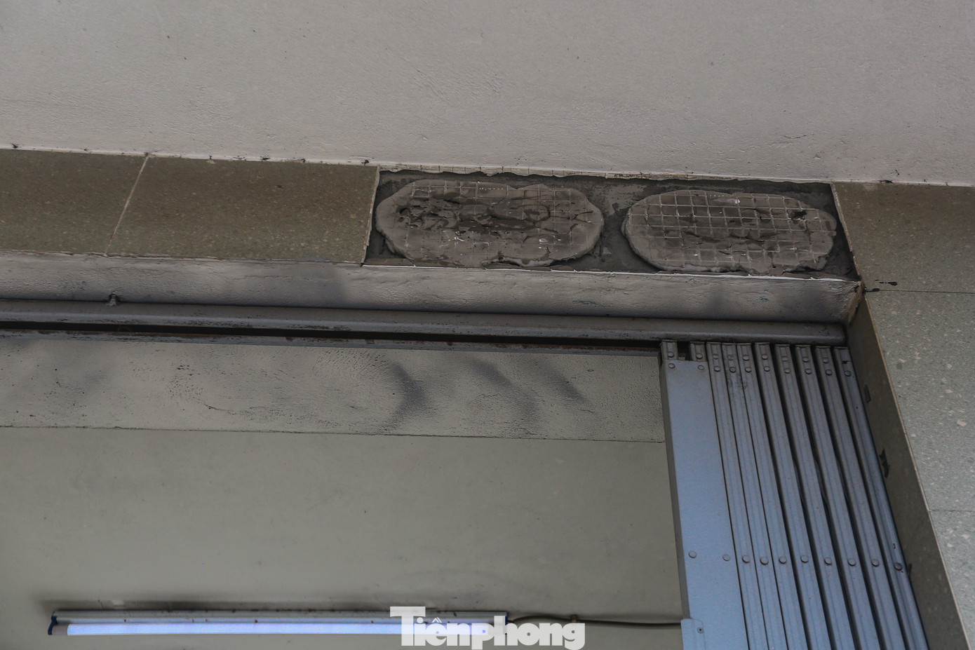 Gạch ốp ở phần cửa hầm đã bị bong tróc.
