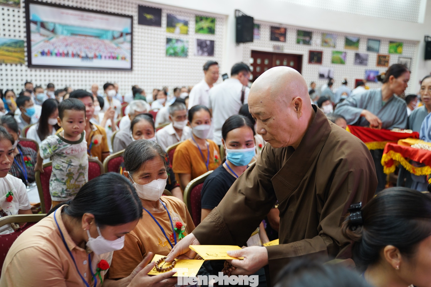 Dịp này, Viện Huyết học – Truyền máu Trung ương và các tổ chức thiện nguyện đã trao 300 suất quà đến bệnh nhân đang điều trị tại bệnh viện.